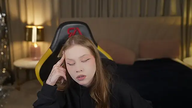 Snapshot of Esmie_Smile chatting on September 19, 2025, 10:32 pm Esmie Smile online show from September 19, 2025, 10:32 pm