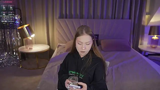 Esmie Smile online show from November 25, 2025, 7:25 pm