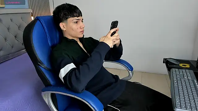 SamBlack  online show from April 16, 2026, 12:39 pm