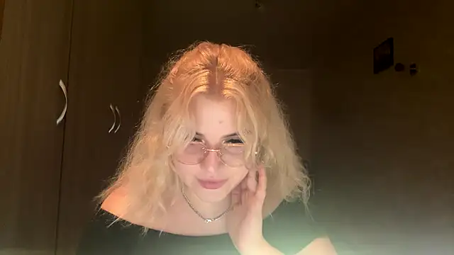 sunshinyflash online show from November 9, 2025, 6:28 pm