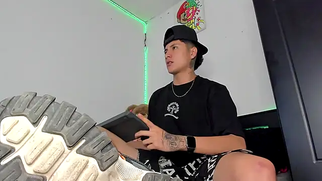 Mateo Escobar online show from November 18, 2025, 1:33 am