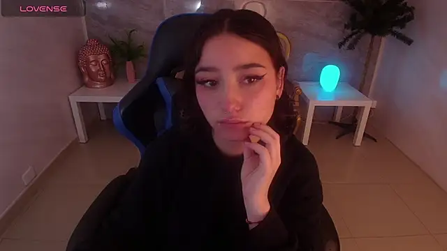 venuss09 s online show from September 20, 2025, 1:23 pm