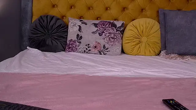 Jessica White  online show from February 11, 2026, 5:12 am