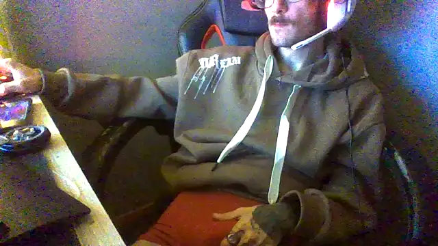 Dikklauss online show from October 19, 2025, 10:32 pm