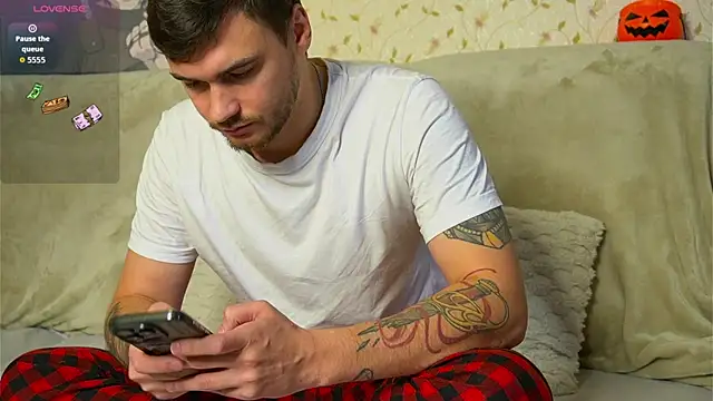 Snapshot of johnstoneisland chatting on October 14, 2025, 8:48 am johnstoneisland online show from October 14, 2025, 8:48 am