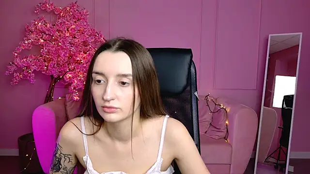 Snapshot of AliceLids chatting on September 23, 2025, 1:03 pm AliceLids online show from September 23, 2025, 1:03 pm