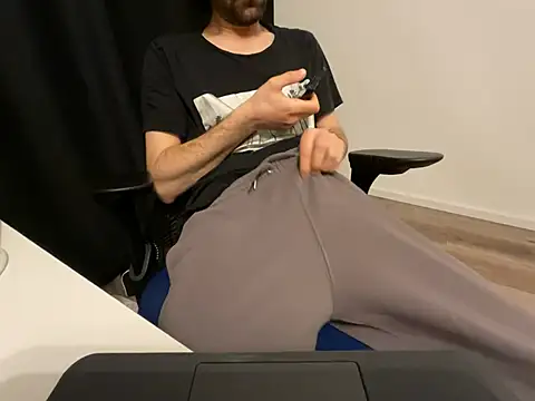 Frankieyyy1 online show from April 24, 2026, 10:45 pm