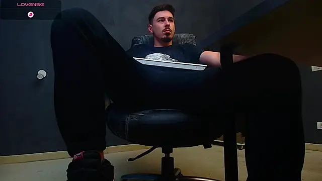 EnzoRace online show from October 4, 2025, 5:05 am