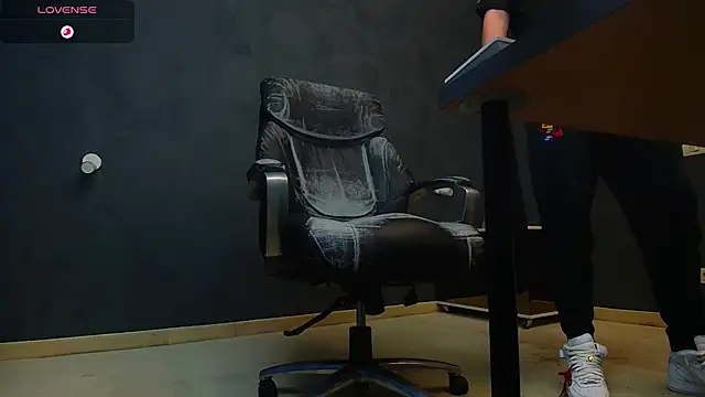 EnzoRace online show from October 5, 2025, 5:06 am