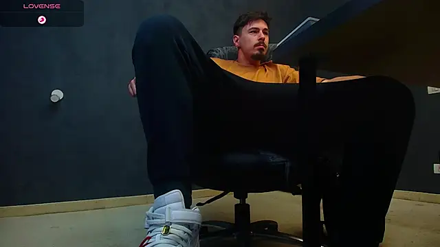 EnzoRace online show from October 8, 2025, 5:27 am