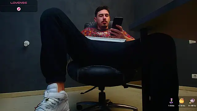 EnzoRace online show from October 23, 2025, 4:56 am