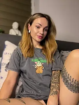 SaraLow online show from October 1, 2025, 1:11 am