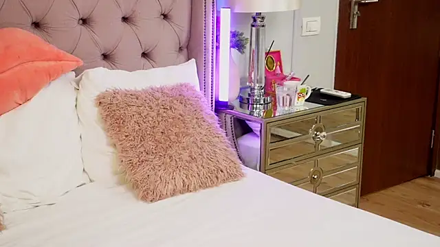 JenniferLovve online show from April 8, 2026, 3:28 am