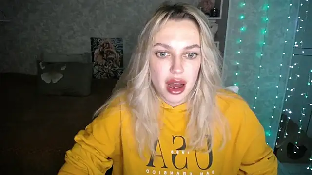 NickyAdamidi online show from November 18, 2025, 4:55 pm