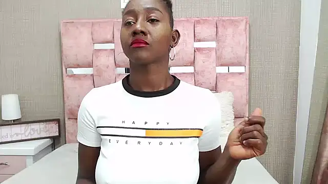 NahomyHawk online show from April 7, 2026, 1:11 pm