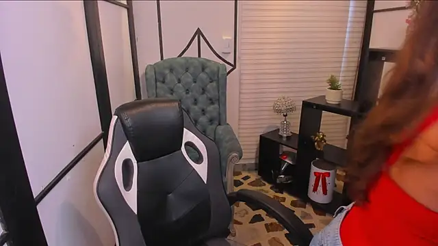 ElaBourn  online show from December 19, 2025, 1:51 pm