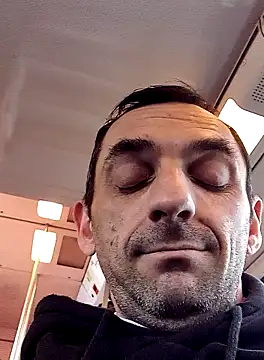 hotmen83 online show from March 25, 2026, 12:44 pm