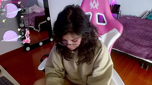 larah uwu online show from September 17, 2025, 7:26 pm