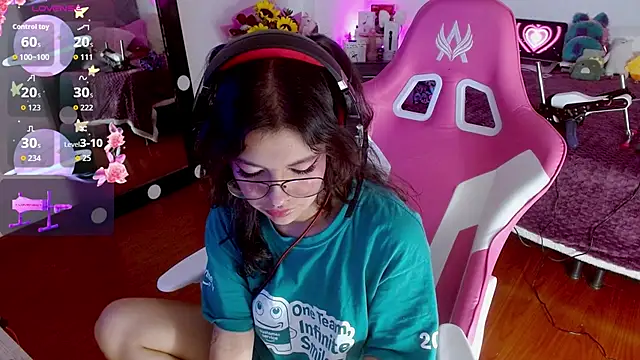 larah uwu online show from September 27, 2025, 7:41 pm