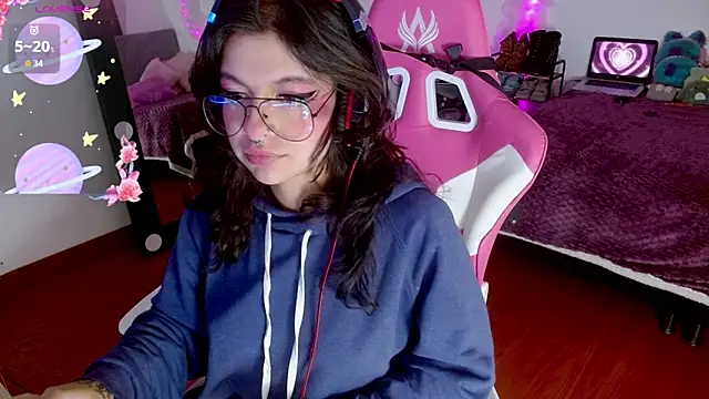 larah uwu online show from September 30, 2025, 7:41 pm