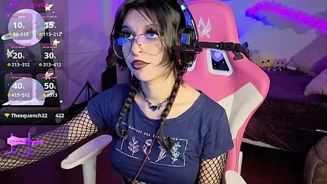 larah uwu online show from November 25, 2025, 7:36 pm