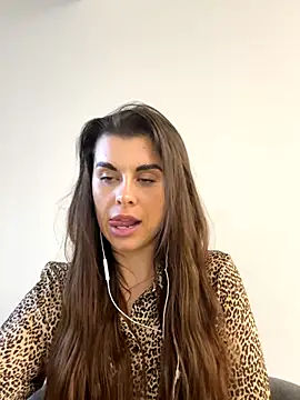 Snapshot of AlitaNova chatting on November 13, 2025, 11:53 am AlitaNova online show from November 13, 2025, 11:53 am