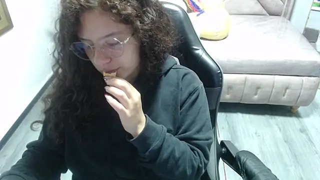 Velvet Moon V online show from November 4, 2025, 1:32 pm