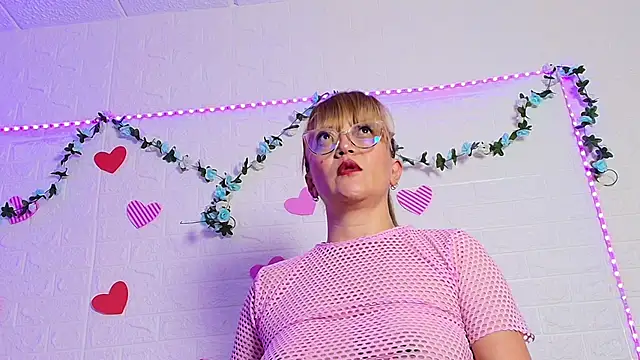 naomi diamond  online show from November 4, 2025, 9:03 pm