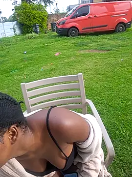 Snapshot of SweetHoney21_ chatting on December 18, 2025, 5:35 am SweetHoney21 online show from December 18, 2025, 5:35 am