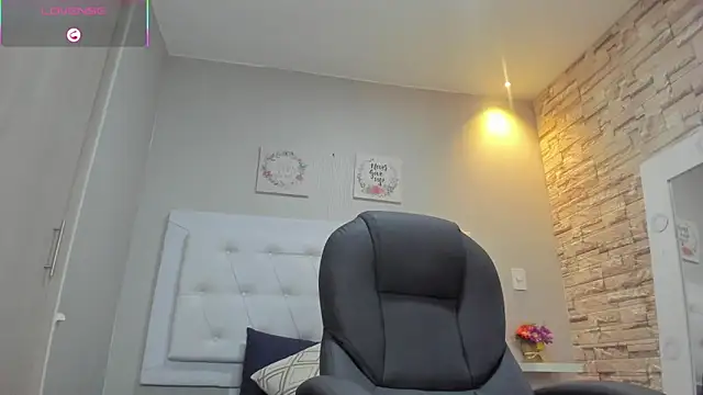 sweet  vanessa1 online show from December 18, 2025, 9:54 pm