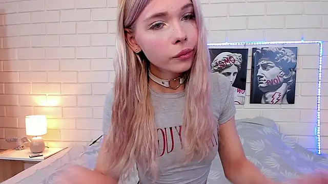 Blondy Fina online show from September 14, 2025, 4:55 am