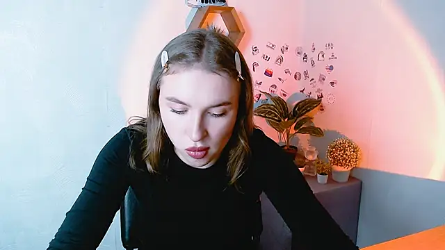 JuliaTopp  online show from September 18, 2025, 12:29 pm