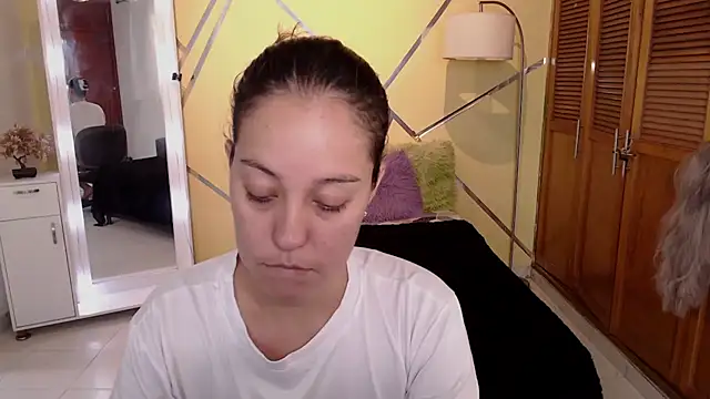 shirleyrojas online show from December 15, 2025, 9:30 pm