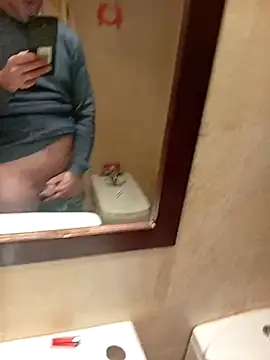 manchego85 online show from December 3, 2025, 9:57 pm