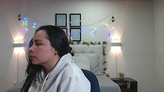 Megan 05  online show from May 12, 2026, 7:22 pm
