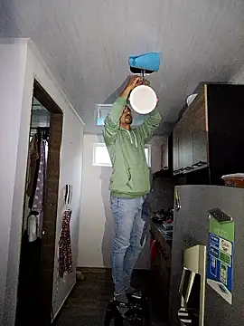 stivenlujan69 online show from January 15, 2026, 10:57 pm