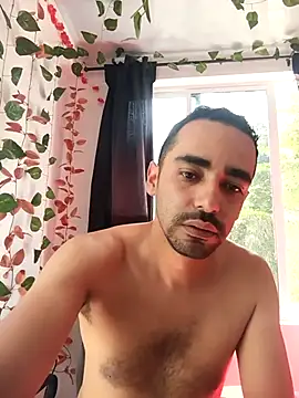 stivenlujan69 online show from February 9, 2026, 7:40 pm