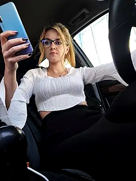 YOOUR EVAA online show from November 29, 2025, 7:33 am