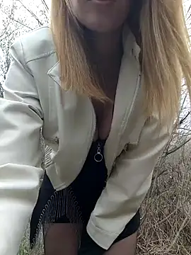 YOOUR EVAA online show from April 9, 2026, 8:20 am