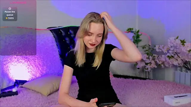 Snapshot of EllaBloom chatting on October 22, 2025, 4:07 pm EllaBloom online show from October 22, 2025, 4:07 pm