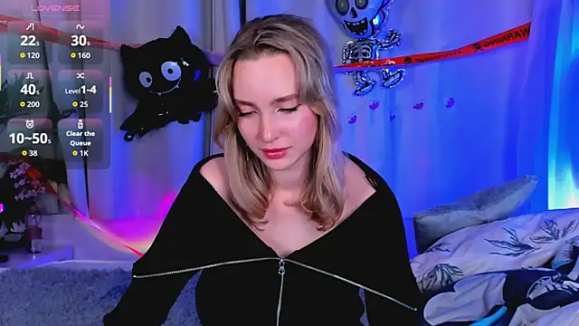 EllaBloom online show from October 29, 2025, 3:47 pm