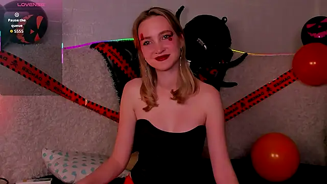 EllaBloom online show from October 31, 2025, 4:08 pm