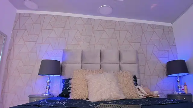 Emely florence  online show from October 12, 2025, 5:56 pm