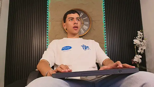 Snapshot of Aiden_Royce chatting on April 4, 2026, 11:46 pm Aiden Royce online show from April 4, 2026, 11:46 pm