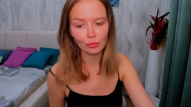 Snapshot of LaurennHill chatting on September 15, 2025, 12:21 am LaurennHill online show from September 15, 2025, 12:21 am