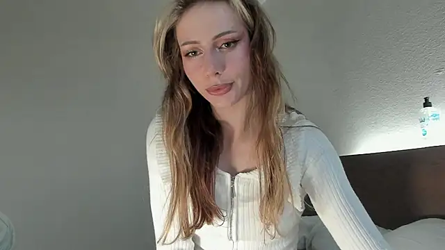 MilaDeLune online show from November 8, 2025, 4:18 pm