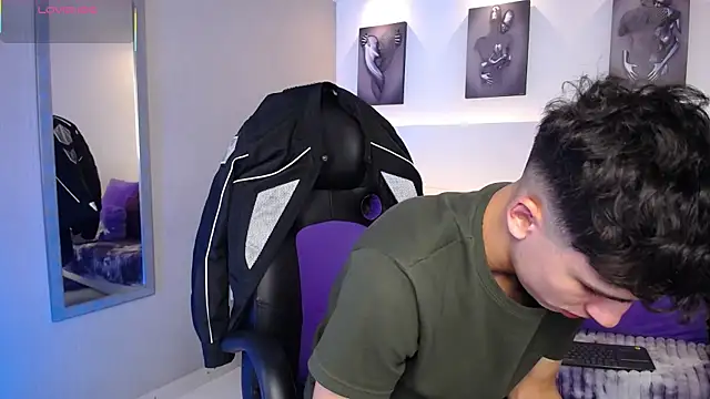 AdrianRinaldi online show from October 3, 2025, 7:44 pm