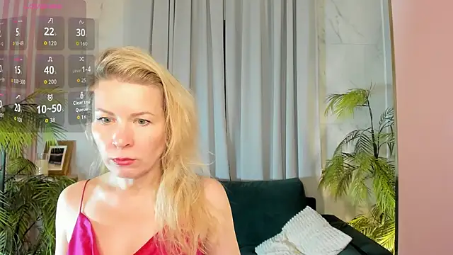 Julia Giulia online show from April 19, 2026, 11:42 am