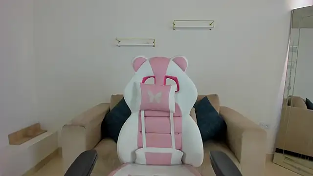 april smiith online show from November 4, 2025, 1:32 pm