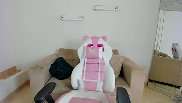 april smiith online show from January 10, 2026, 12:18 pm